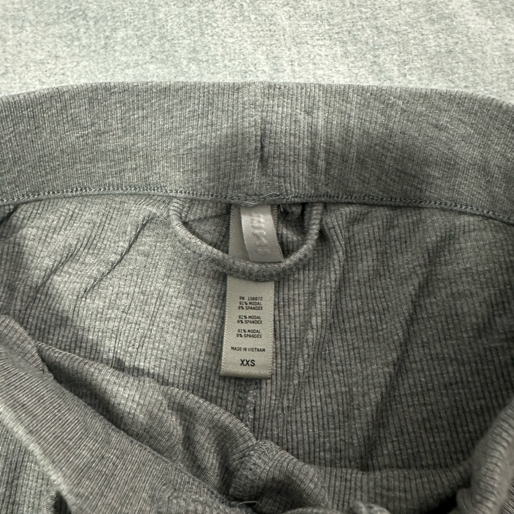 SKIMS FULL PAJAMA SET NEVER WORN GREY WIDE LEG LONG SLEEVE SLEEP SET RIBBED - Picture 6 of 13